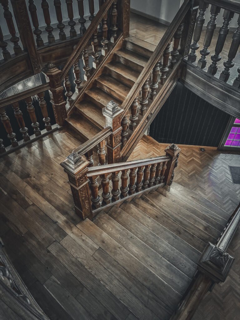 Escalier élégant de la demeure du Parrain à La Traction, lieu immersif et privatisable pour vos événements près de Toulouse