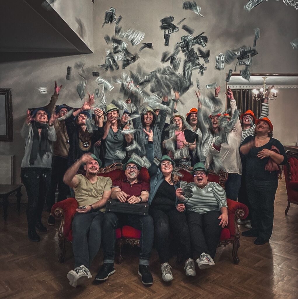 Une équipe souriante posant ensemble pour une photo de groupe après avoir terminé un escape game à la Traction XXL. Ils célèbrent leur succès et leur cohésion en marquant la fin de l'aventure.