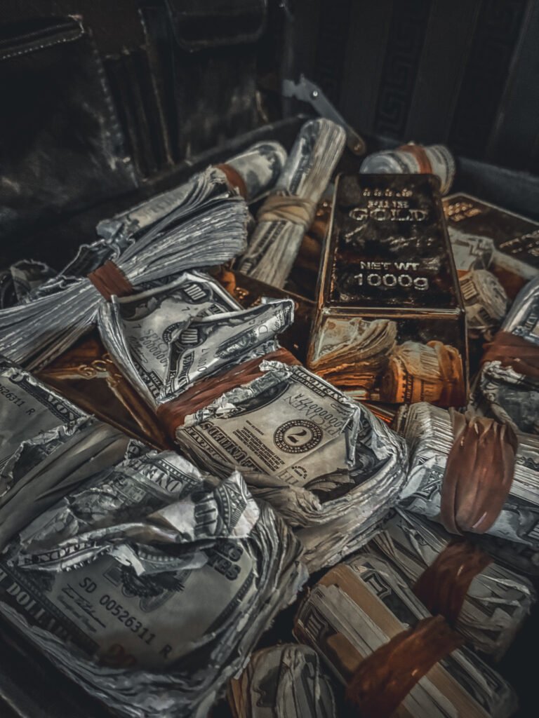 Scénario « La Loi du Plus Riche » – Immersion et suspense à La Traction Mallette remplie de billets et lingots, illustration du scénario La Loi du Plus Riche à La Traction, escape game immersif près de Toulouse