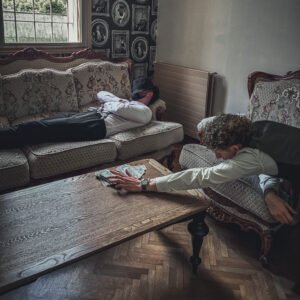 Homme de main endormi dans la demeure du Parrain, illustration du scénario nocturne Pactole avant l’Aube, escape game immersif sur toute la nuit à La Traction