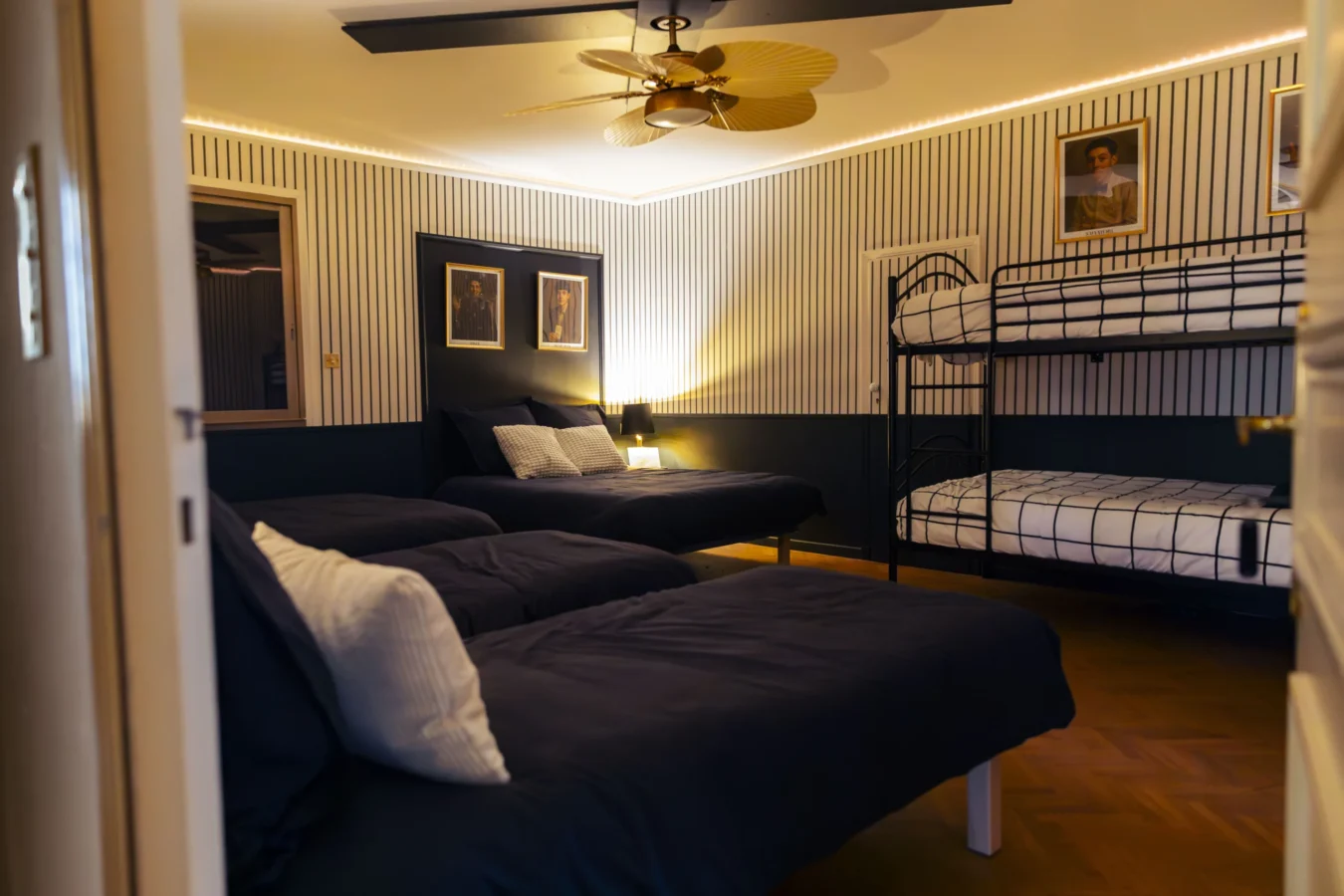 Chambre Escape de nuit Dortoir avec lits superposés dans la chambre de l’escape game de nuit Pactole avant l’Aube à Toulouse – expérience immersive jusqu’à 8 joueurs à La Traction.