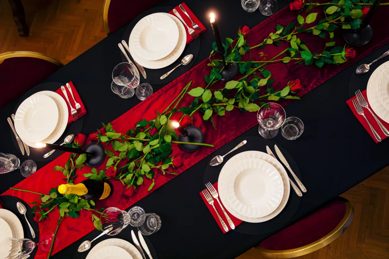 Diner immersif Toulouse Table dressée pour le repas immersif de l’escape game de nuit Pactole avant l’Aube à Toulouse – expérience immersive jusqu’à 8 joueurs à La Traction.