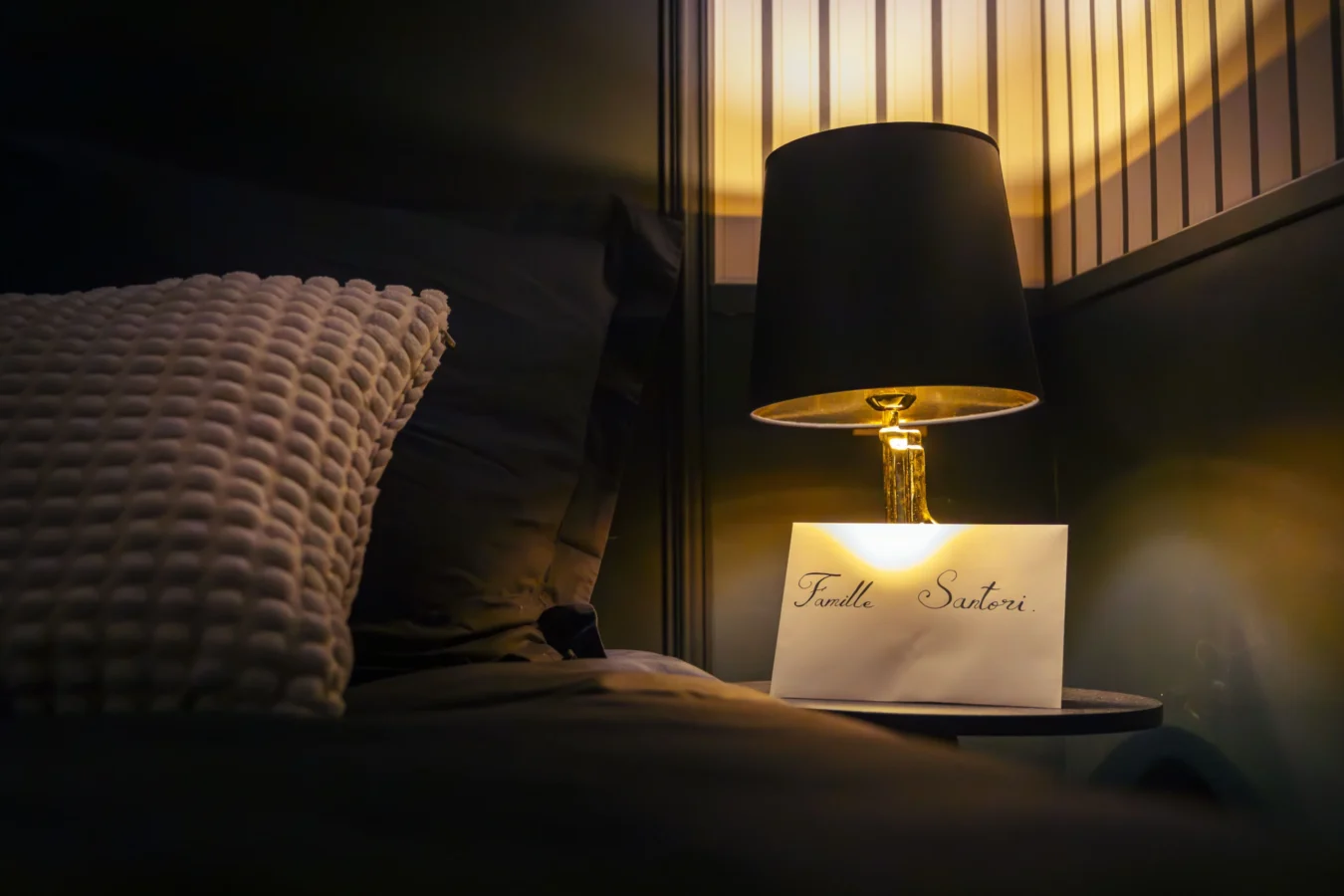 Famille Santori Escape Game Lettre adressée à la famille Santori dans l’escape game de nuit Pactole avant l’Aube à Portet-sur-Garonne près de Toulouse – test du bras droit à l’arrivée dans la demeure immersive.