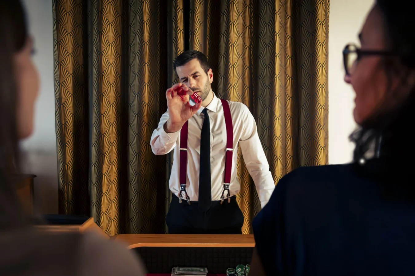 Homme de main escape game Pablo, homme de main du Parrain, tenant des dés de craps dans l’escape game de nuit Pactole avant l’Aube à Portet-sur-Garonne près de Toulouse.