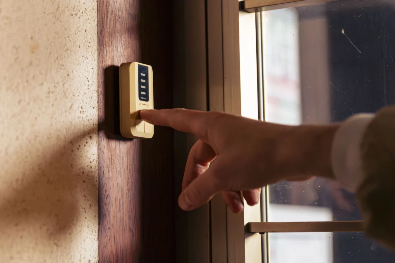 Mafiozone Personnage mystérieux Mafiozone sonnant à la porte dans l’escape game de nuit Pactole avant l’Aube à Portet-sur-Garonne près de Toulouse.