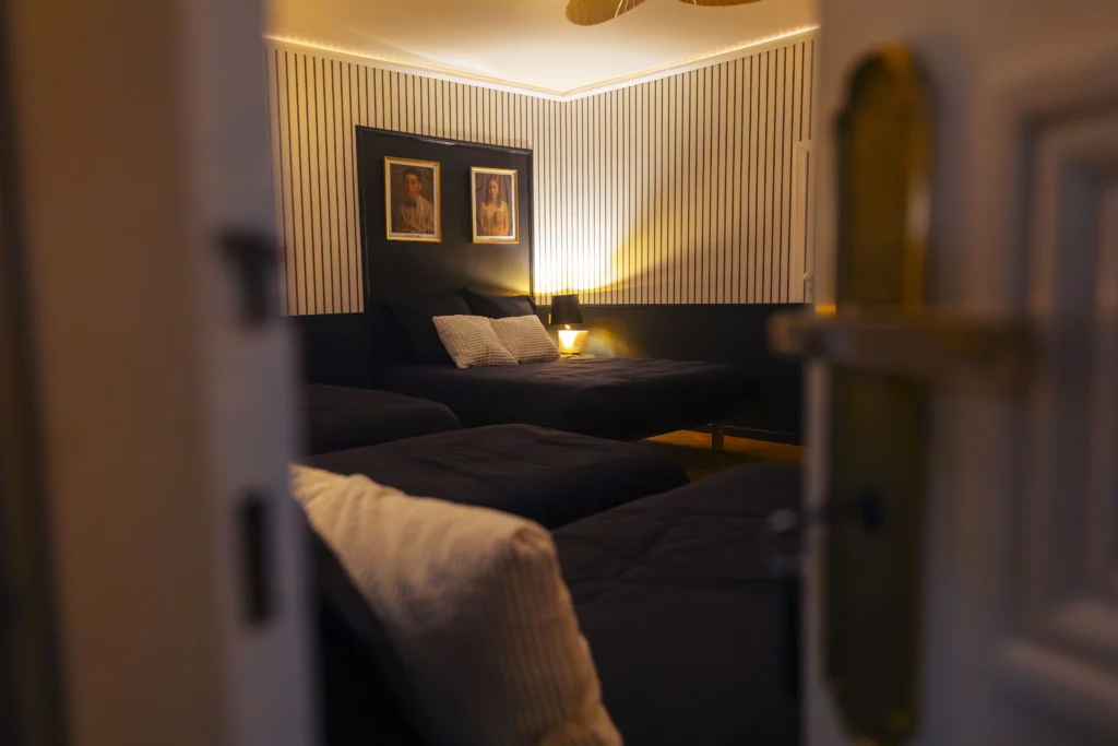 Chambre immersive de l’escape game de nuit Pactole avant l’Aube à La Traction, décorée dans l’univers mafia pour une expérience nocturne unique.