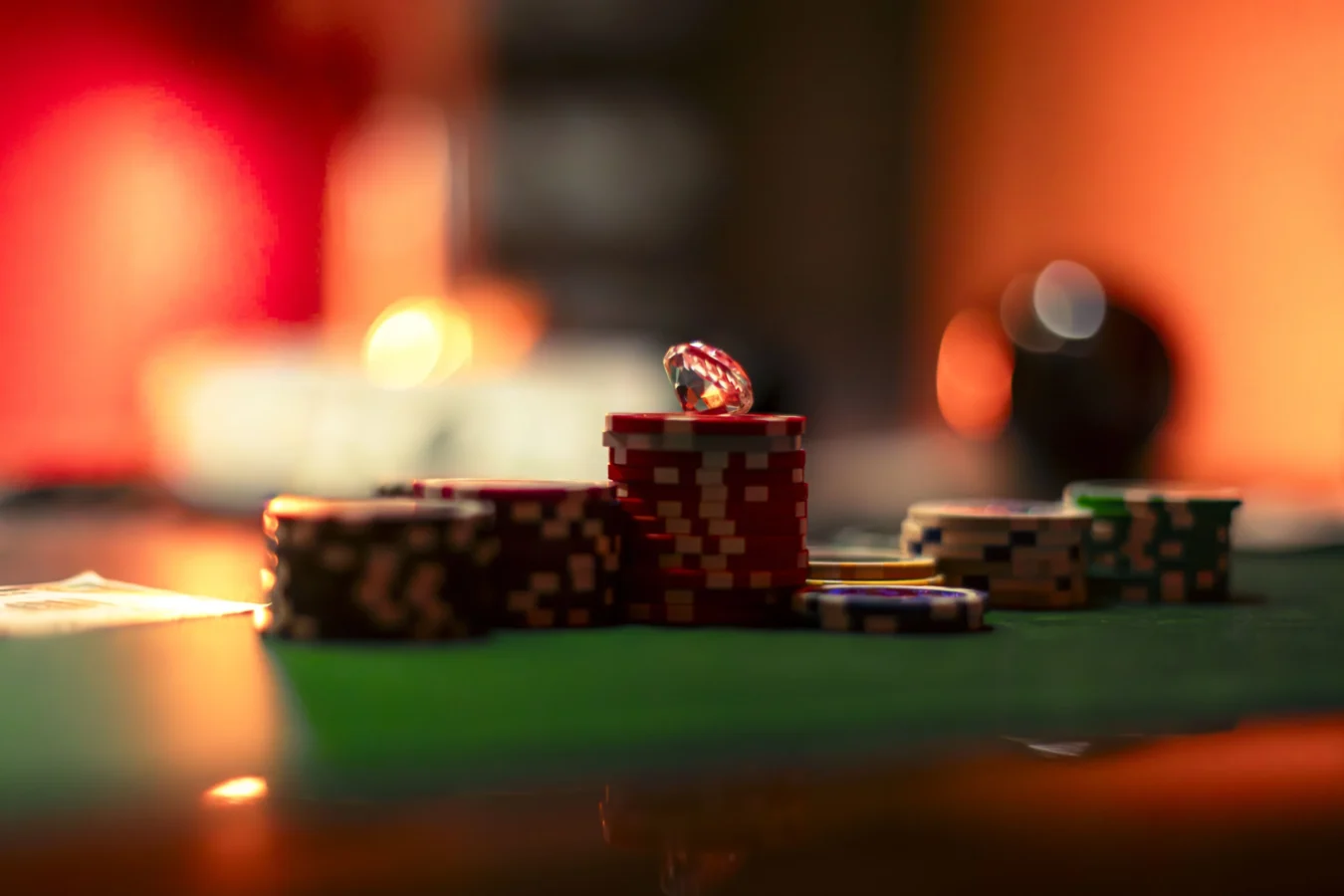 Poker La Traction Jetons de poker et diamant posés sur une table dans l’escape game de nuit Pactole avant l’Aube à Portet-sur-Garonne près de Toulouse – mission gagner un maximum d’argent.