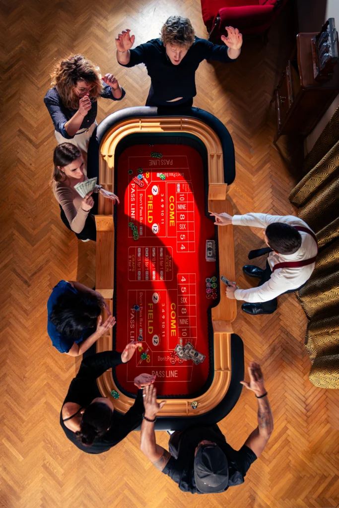 Table-jeu-escape-game-La-Traction Joueurs autour d’une table de craps dans l’escape game de nuit Pactole avant l’Aube à Portet-sur-Garonne près de Toulouse